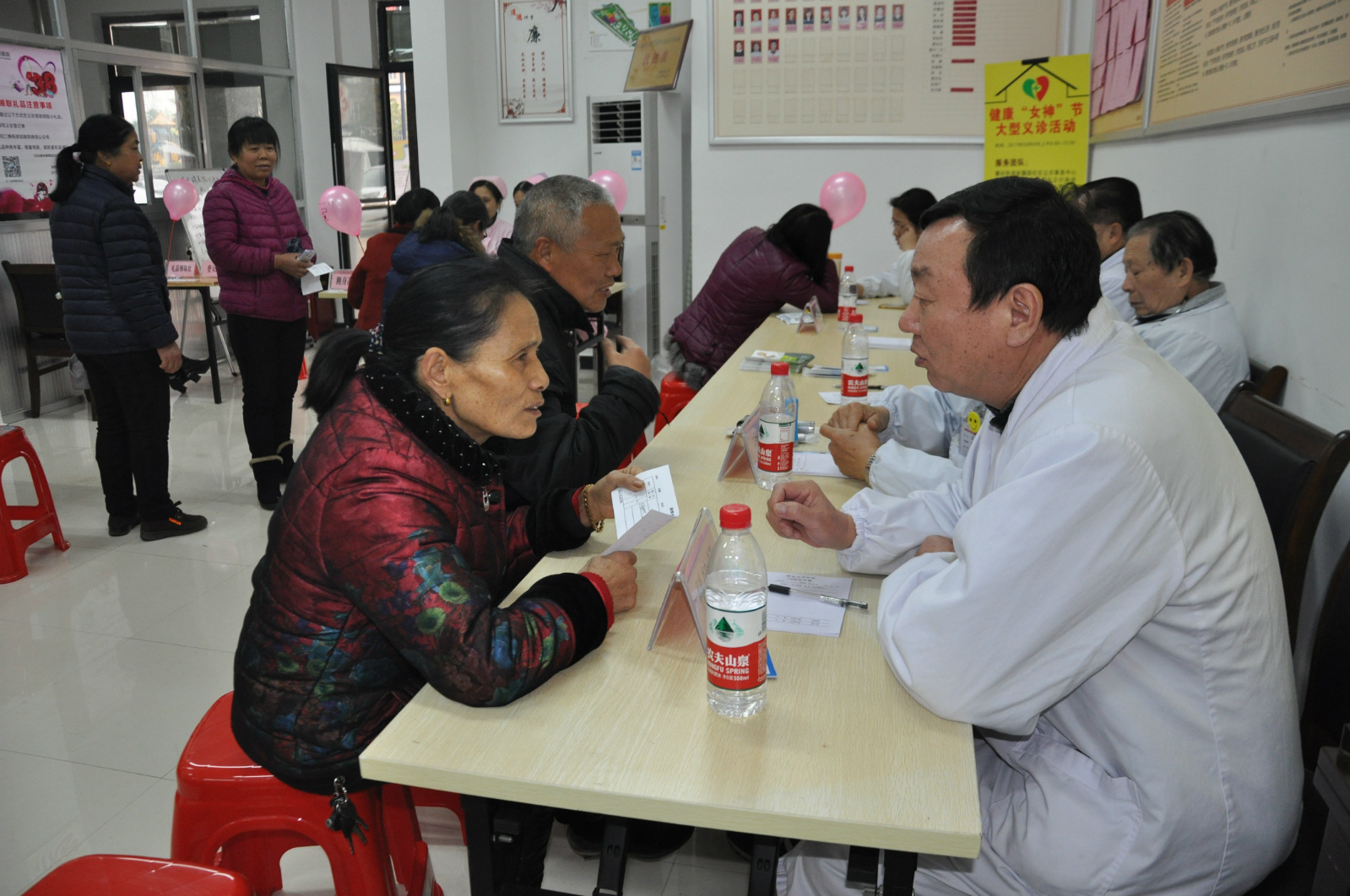 我院义诊进和馨园社区,给“女神”过节