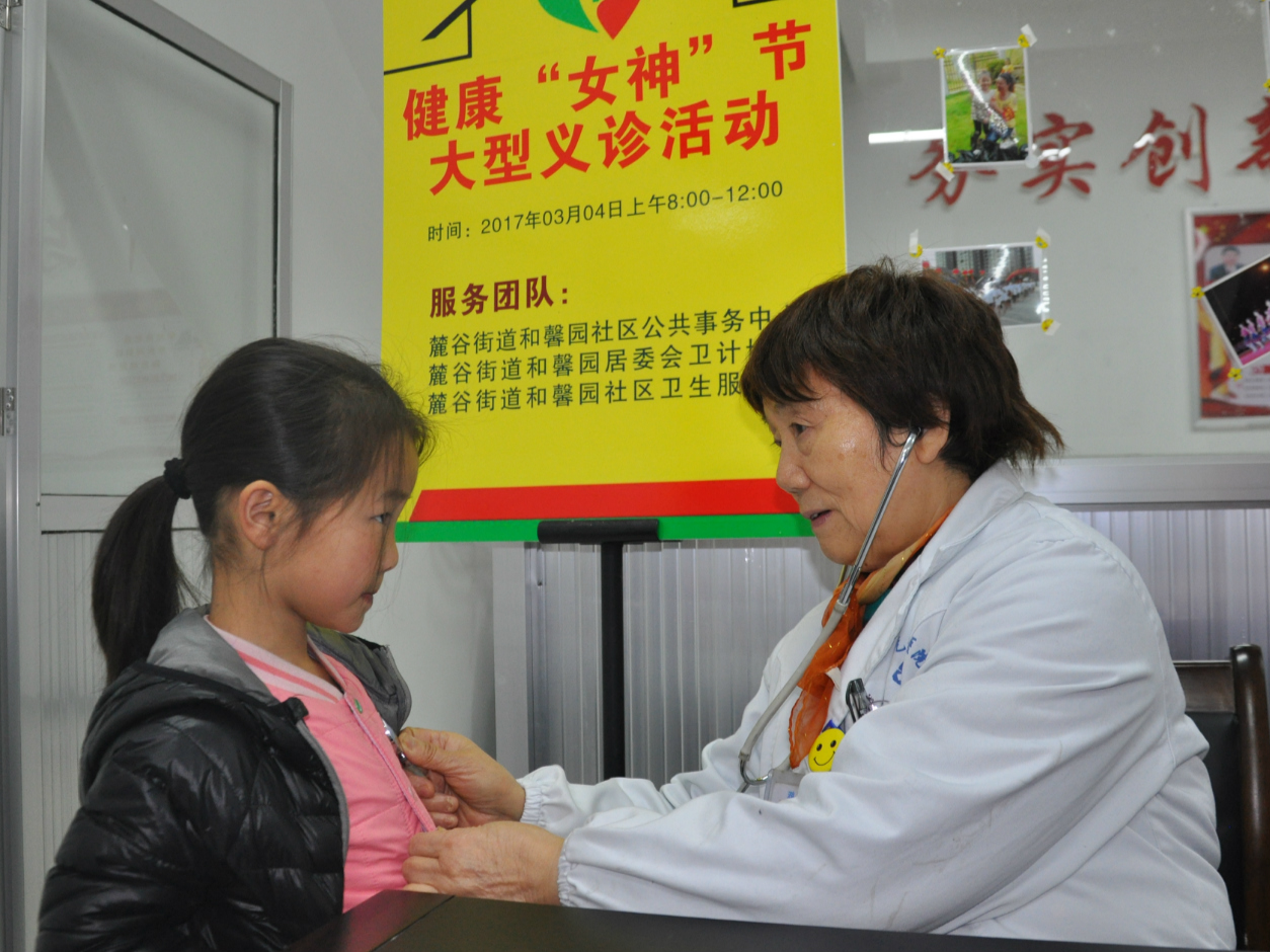 我院义诊进和馨园社区,给“女神”过节