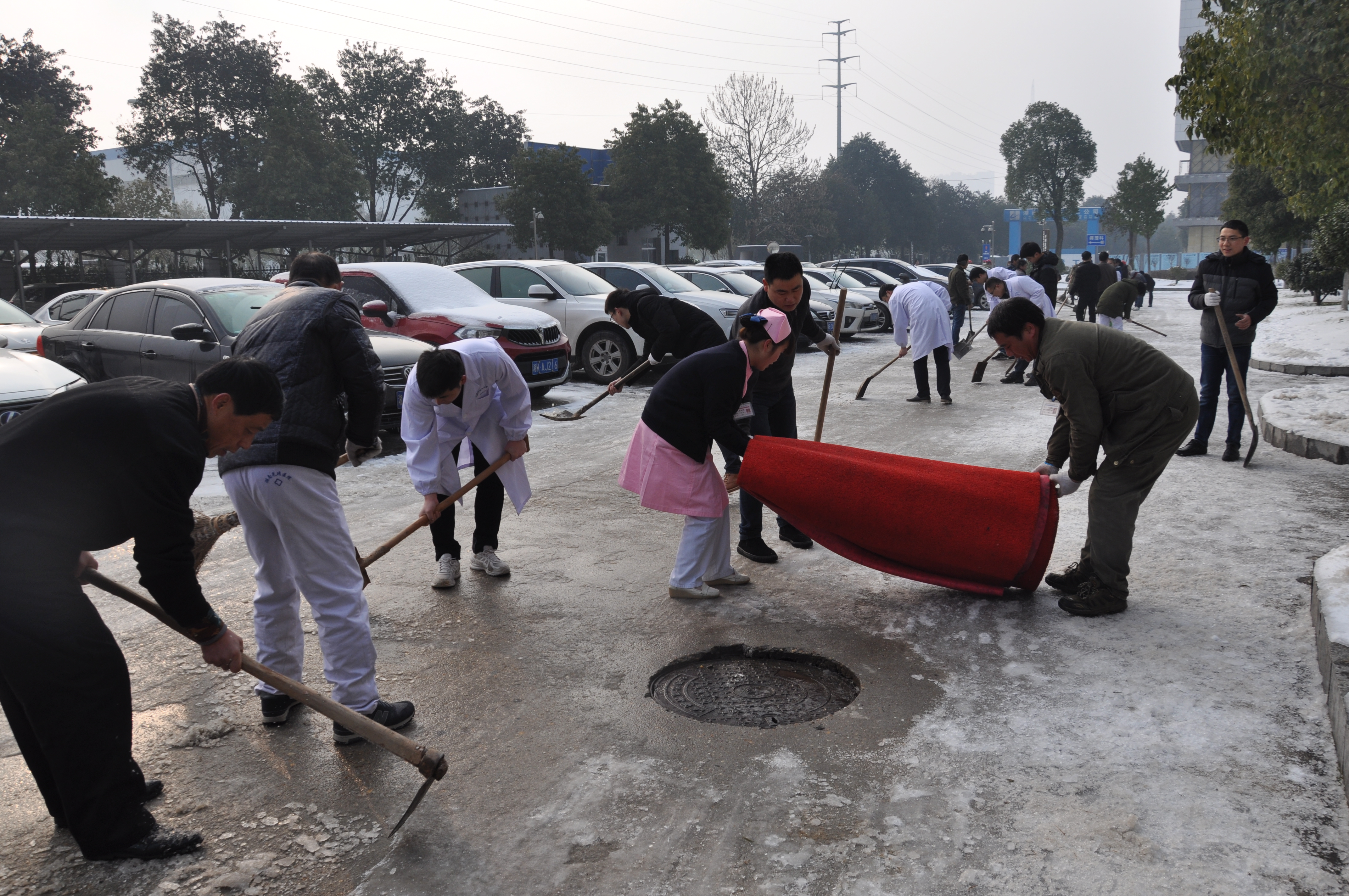 我院职工铲冰除雪，为病人开通“安全通道”