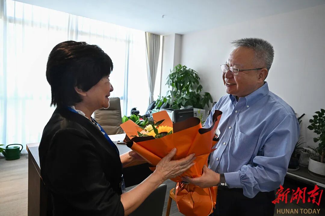 《湖南日报》：湖南省委书记沈晓明走访慰问教师代表卢光琇教授