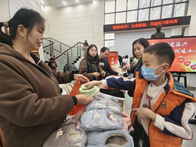 《湖南日报》：暖心满满！光琇医院举行“义诊、义卖、义摄”活动