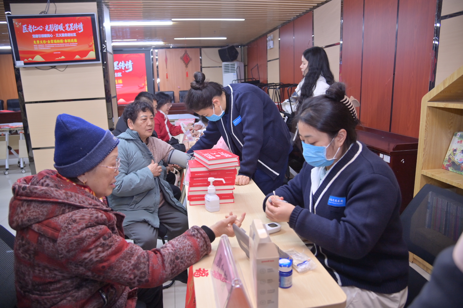 义诊、拍全家福、手写春联，光琇高新党总支把温暖送到居民家门口