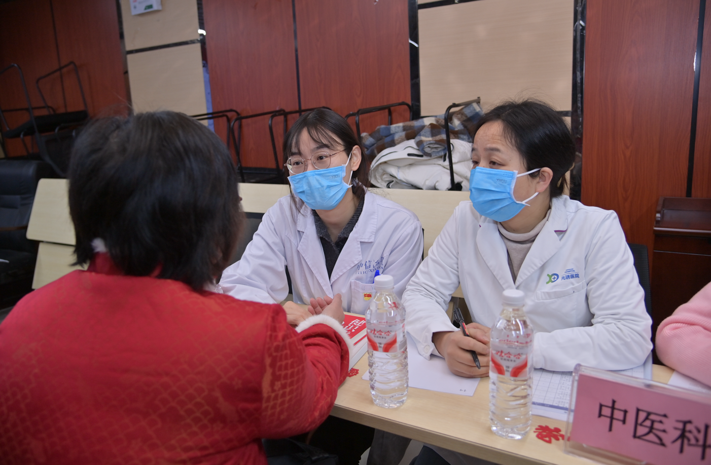 义诊、拍全家福、手写春联，光琇高新党总支把温暖送到居民家门口