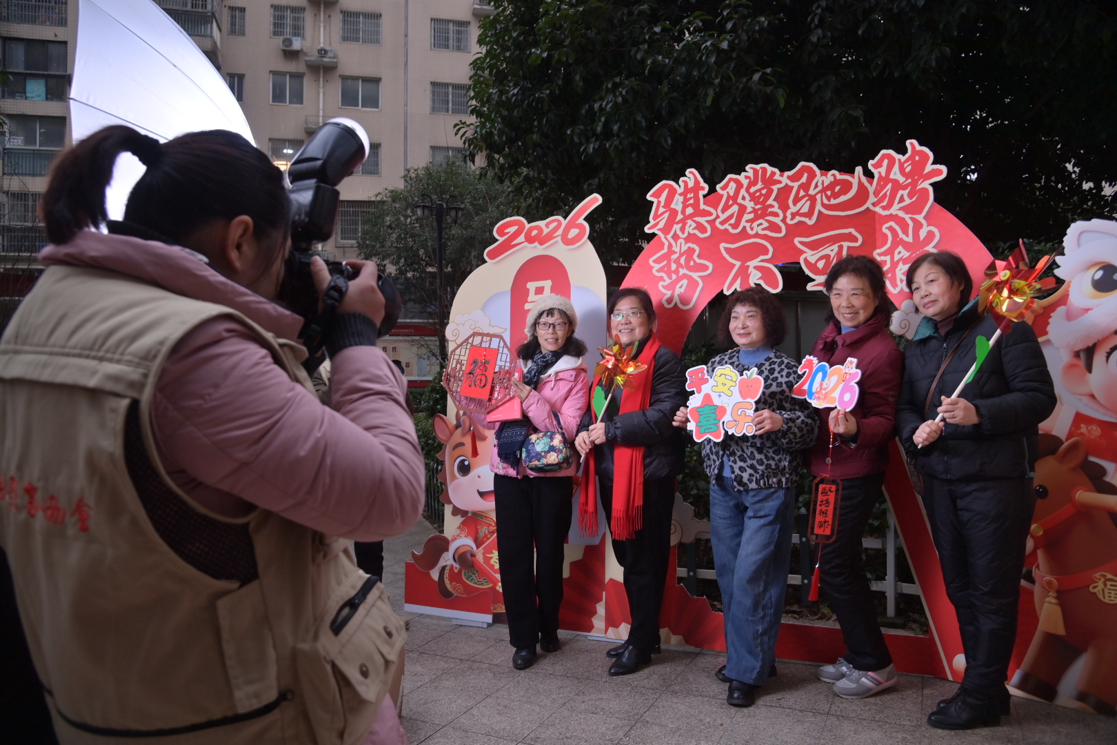 义诊、拍全家福、手写春联，光琇高新党总支把温暖送到居民家门口