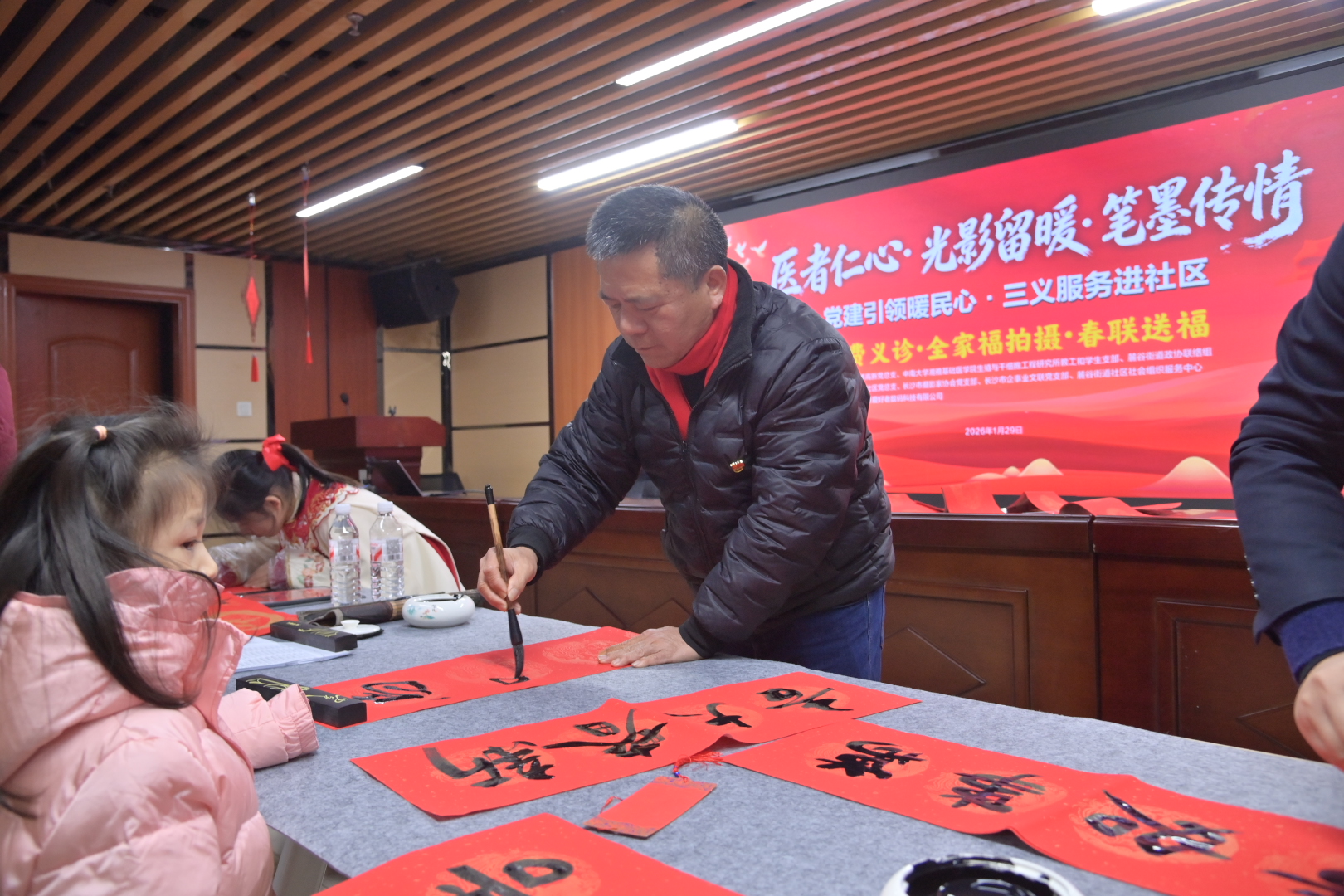 义诊、拍全家福、手写春联，光琇高新党总支把温暖送到居民家门口