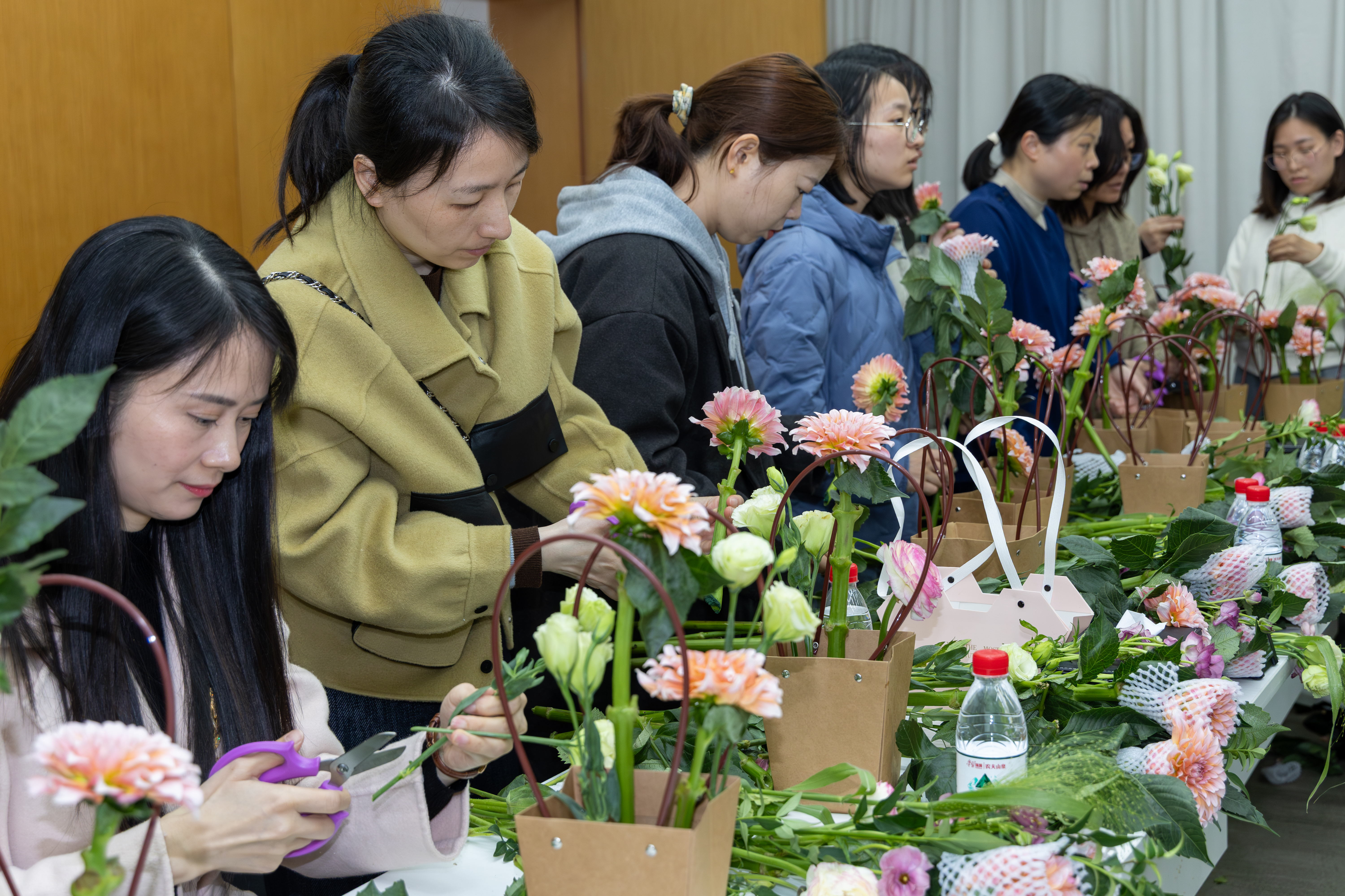 以花为媒，致敬巾帼——光琇医院举办“三八”节插花活动