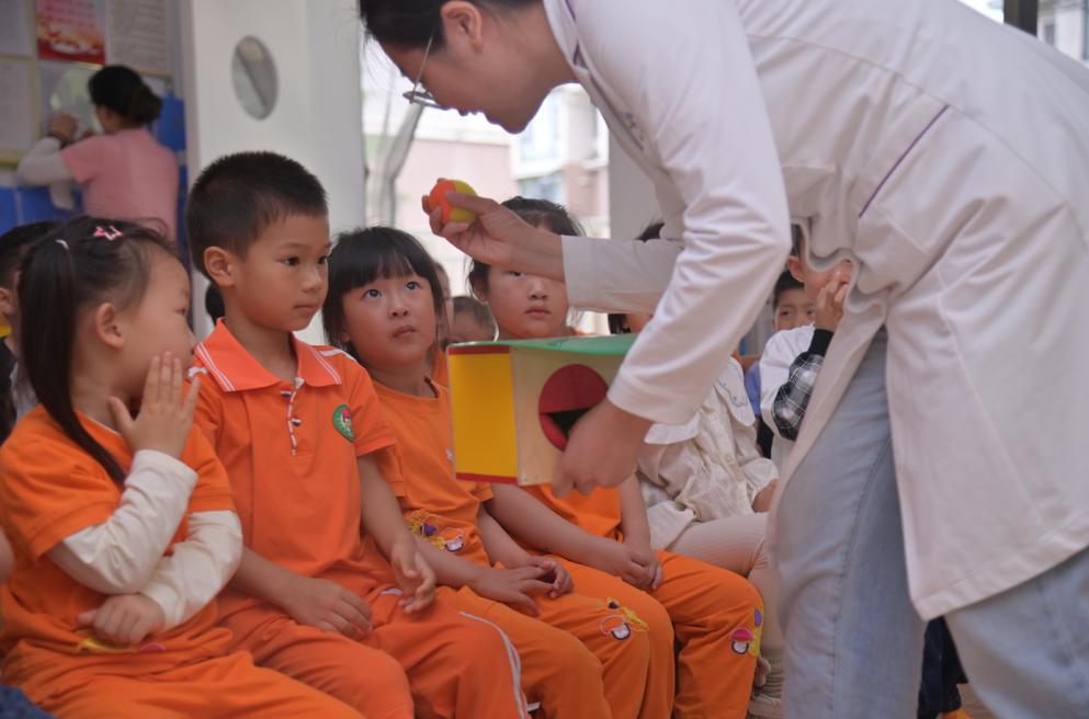 科普行动 | 儿保医生走进幼儿园，破解“坐不住”“爱摔跤”背后的秘密